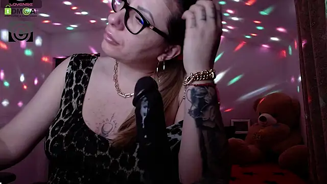 Snapshot of SonyaDevon chatting on 01.04.25 SonyaDevon online show from 01.04.25