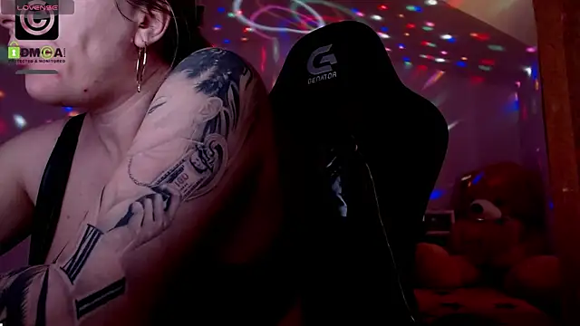 Snapshot of SonyaDevon chatting on 01.10.25 SonyaDevon online show from 01.10.25