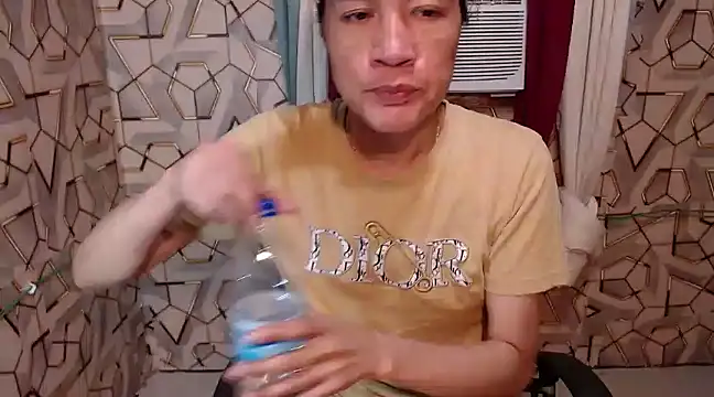 Snapshot of tshugecumxxx chatting on 01.01.25 tshugecumxxx online show from 01.01.25