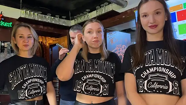 Snapshot of dirtypub chatting on 10.23.25 dirtypub online show from 10.23.25