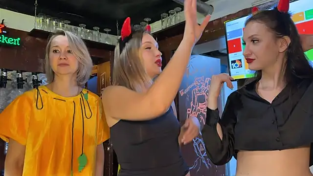 Snapshot of dirtypub chatting on 10.31.25 dirtypub online show from 10.31.25