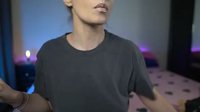 Snapshot of TiffanyPierce chatting on 11.30.25 TiffanyPierce online show from 11.30.25