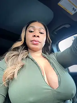 Snapshot of Belle___ chatting on 12.13.24 Belle online show from 12.13.24