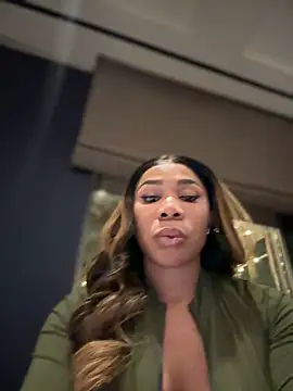 Snapshot of Belle___ chatting on 12.21.24 Belle online show from 12.21.24