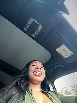 Snapshot of Belle___ chatting on 12.28.24 Belle online show from 12.28.24