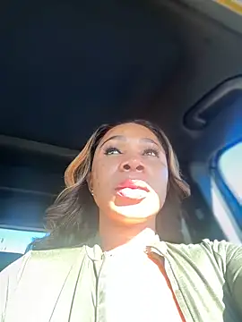 Snapshot of Belle___ chatting on 01.04.25 Belle online show from 01.04.25