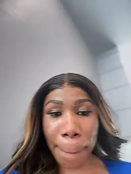 Snapshot of Belle___ chatting on 02.01.25 Belle online show from 02.01.25