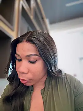 Snapshot of Belle___ chatting on 03.08.25 Belle online show from 03.08.25