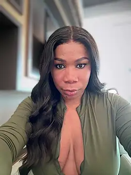 Snapshot of Belle___ chatting on 03.08.25 Belle online show from 03.08.25