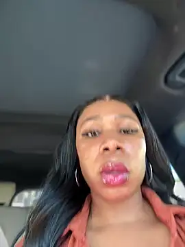 Snapshot of Belle___ chatting on 10.11.25 Belle online show from 10.11.25