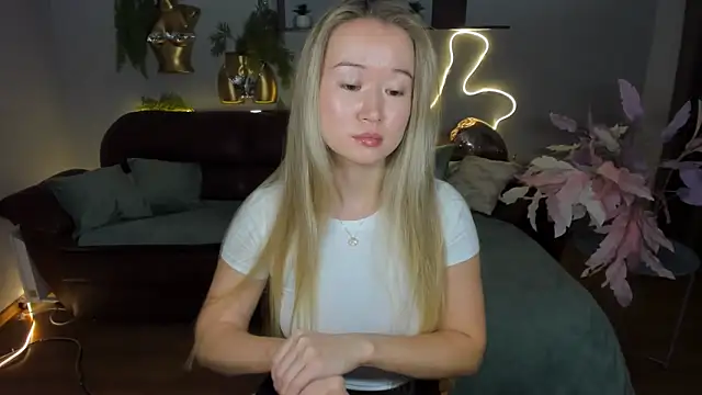 Snapshot of PollyOcean chatting on 10.24.25 PollyOcean online show from 10.24.25