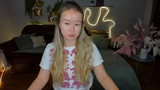 Snapshot of PollyOcean chatting on 10.30.25 PollyOcean online show from 10.30.25