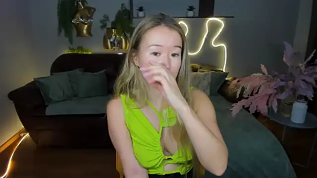 Snapshot of PollyOcean chatting on 11.10.25 PollyOcean online show from 11.10.25