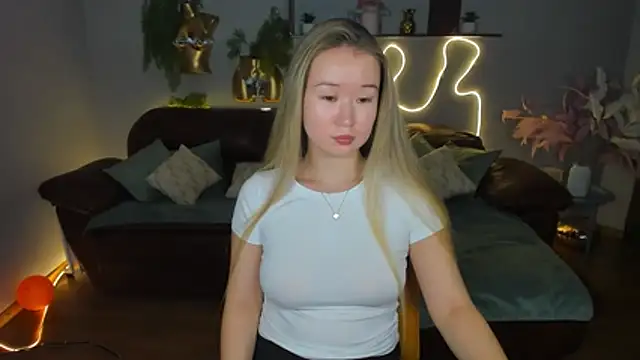 Snapshot of PollyOcean chatting on 11.17.25 PollyOcean online show from 11.17.25