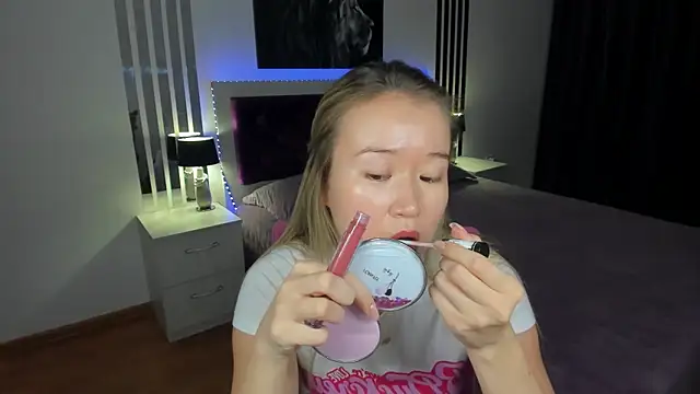 Snapshot of PollyOcean chatting on 11.30.25 PollyOcean online show from 11.30.25