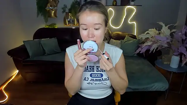 Snapshot of PollyOcean chatting on 12.05.25 PollyOcean online show from 12.05.25