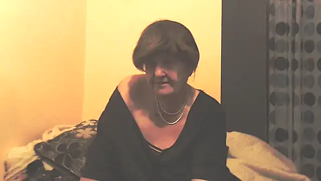 Snapshot of MioritaHard chatting on 11.19.25 MioritaHard online show from 11.19.25