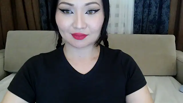 Snapshot of DanyMin chatting on 11.21.25 DanyMin online show from 11.21.25