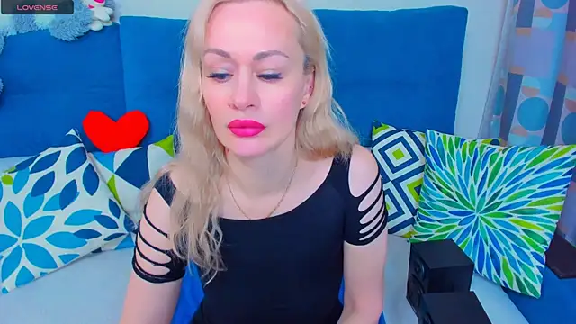 Snapshot of EllenMoore chatting on 12.10.24 EllenMoore online show from 12.10.24