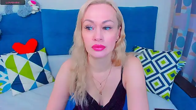 Snapshot of EllenMoore chatting on 12.11.24 EllenMoore online show from 12.11.24