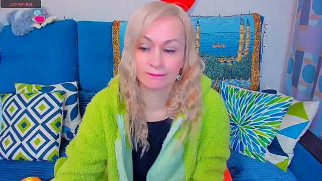 Snapshot of EllenMoore chatting on 12.17.24 EllenMoore online show from 12.17.24