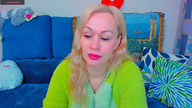 Snapshot of EllenMoore chatting on 12.19.24 EllenMoore online show from 12.19.24