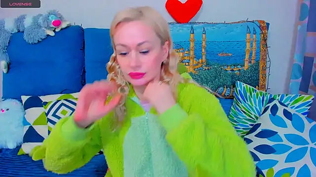 Snapshot of EllenMoore chatting on 12.20.24 EllenMoore online show from 12.20.24