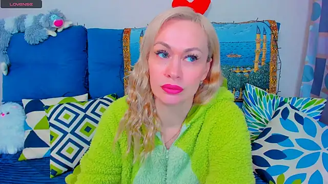 Snapshot of EllenMoore chatting on 12.21.24 EllenMoore online show from 12.21.24