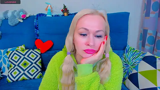 Snapshot of EllenMoore chatting on 01.05.25 EllenMoore online show from 01.05.25