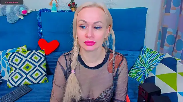 Snapshot of EllenMoore chatting on 01.05.25 EllenMoore online show from 01.05.25