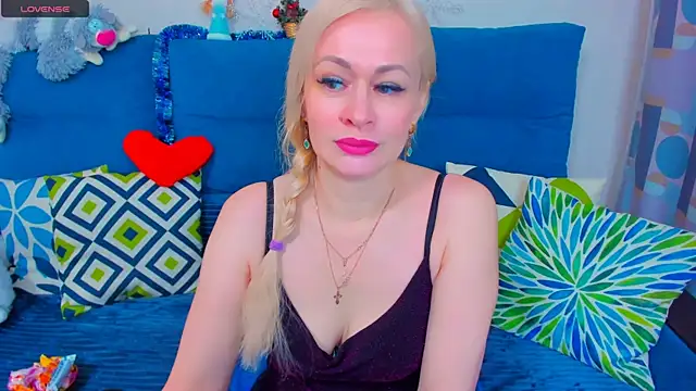 Snapshot of EllenMoore chatting on 01.09.25 EllenMoore online show from 01.09.25