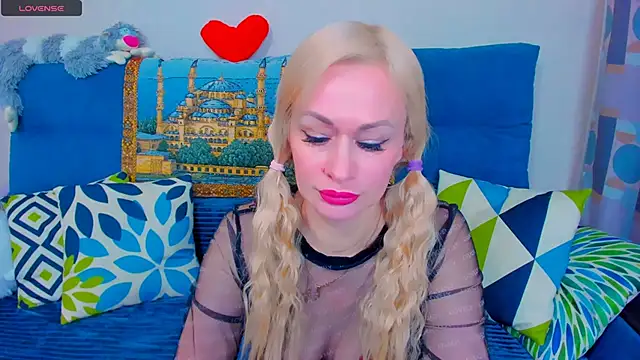 Snapshot of EllenMoore chatting on 01.10.25 EllenMoore online show from 01.10.25