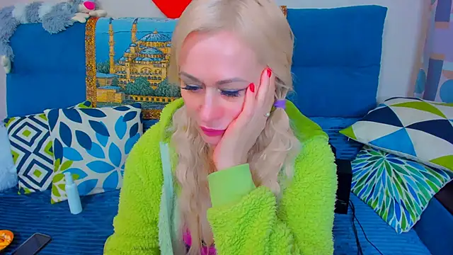 Snapshot of EllenMoore chatting on 01.13.25 EllenMoore online show from 01.13.25