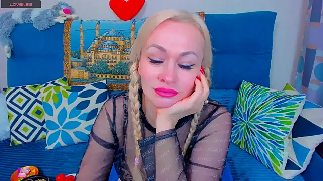 Snapshot of EllenMoore chatting on 01.15.25 EllenMoore online show from 01.15.25