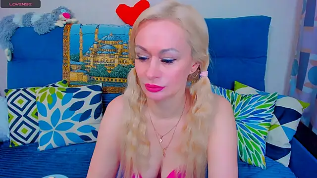 Snapshot of EllenMoore chatting on 01.16.25 EllenMoore online show from 01.16.25