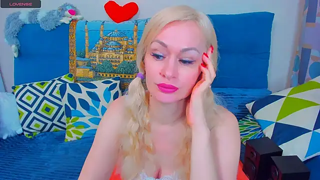 Snapshot of EllenMoore chatting on 02.06.25 EllenMoore online show from 02.06.25