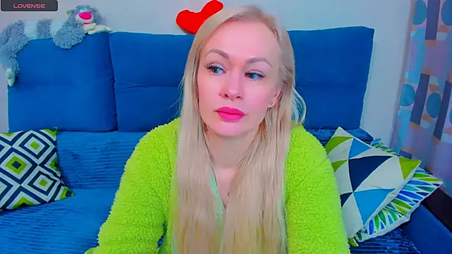 Snapshot of EllenMoore chatting on 02.08.25 EllenMoore online show from 02.08.25