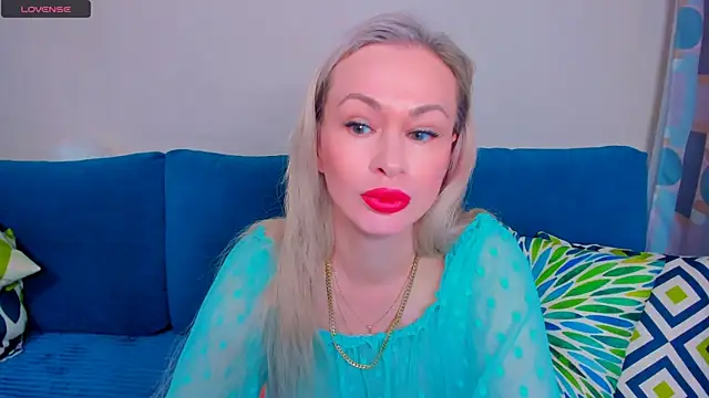 Snapshot of EllenMoore chatting on 09.09.25 EllenMoore online show from 09.09.25