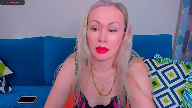 Snapshot of EllenMoore chatting on 09.10.25 EllenMoore online show from 09.10.25