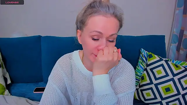 Snapshot of EllenMoore chatting on 09.12.25 EllenMoore online show from 09.12.25