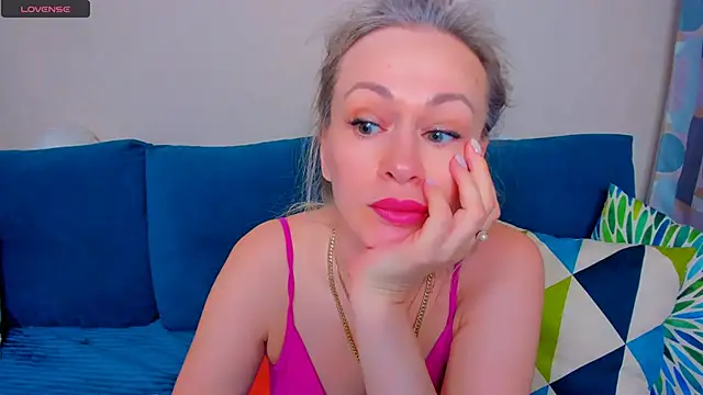 Snapshot of EllenMoore chatting on 09.16.25 EllenMoore online show from 09.16.25