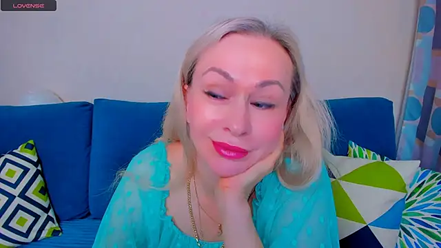 Snapshot of EllenMoore chatting on 09.20.25 EllenMoore online show from 09.20.25