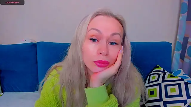 Snapshot of EllenMoore chatting on 10.01.25 EllenMoore online show from 10.01.25