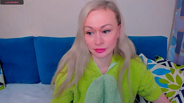 Snapshot of EllenMoore chatting on 10.03.25 EllenMoore online show from 10.03.25