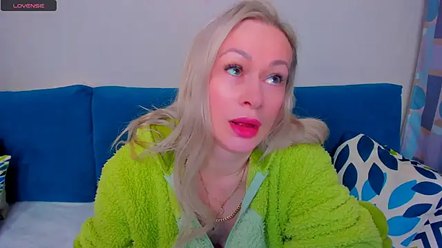 Snapshot of EllenMoore chatting on 10.04.25 EllenMoore online show from 10.04.25