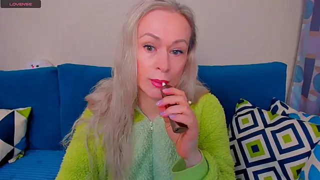 Snapshot of EllenMoore chatting on 10.09.25 EllenMoore online show from 10.09.25