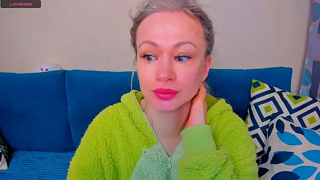 Snapshot of EllenMoore chatting on 10.13.25 EllenMoore online show from 10.13.25