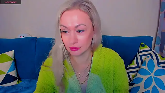 Snapshot of EllenMoore chatting on 10.15.25 EllenMoore online show from 10.15.25