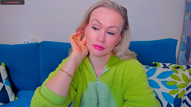 Snapshot of EllenMoore chatting on 10.17.25 EllenMoore online show from 10.17.25