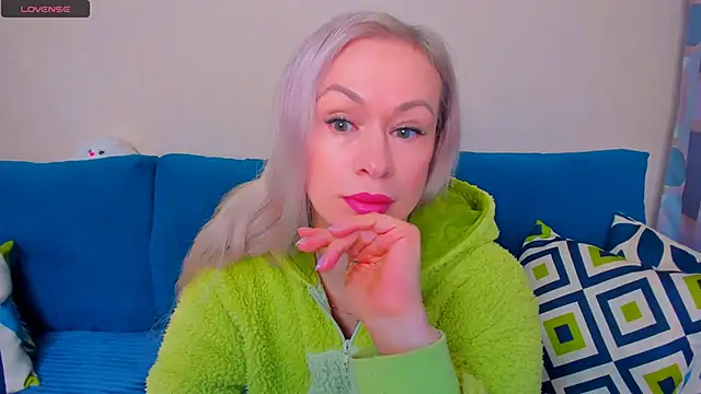 Snapshot of EllenMoore chatting on 10.18.25 EllenMoore online show from 10.18.25